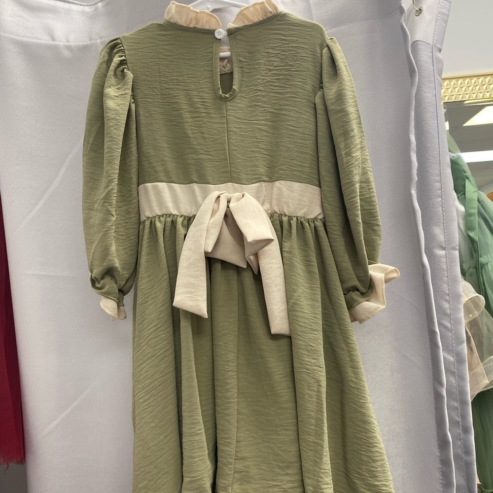 Elegant Green Kids Dress with Cream Accents - Picture 5 of 5